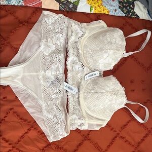 Adore Me Floral Lace Bra and Panty Set - Cream